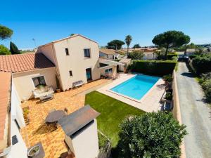 Bazén v ubytování Annexe des Pins - studio gîte avec piscine & climatisation nebo v jeho okolí