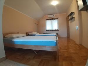 Postel nebo postele na pokoji v ubytování Sunny apartment Jukic with sea view