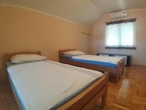 Postel nebo postele na pokoji v ubytování Sunny apartment Jukic with sea view