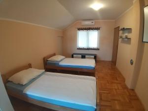 Postel nebo postele na pokoji v ubytování Sunny apartment Jukic with sea view