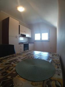 Kuchyň nebo kuchyňský kout v ubytování Sunny apartment Jukic with sea view