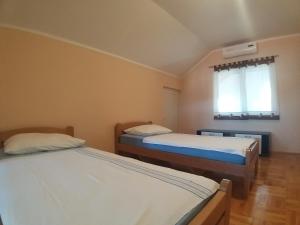 Postel nebo postele na pokoji v ubytování Sunny apartment Jukic with sea view