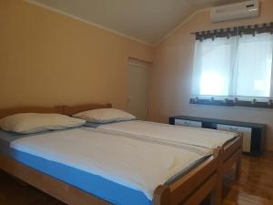 Postel nebo postele na pokoji v ubytování Sunny apartment Jukic with sea view