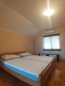 Postel nebo postele na pokoji v ubytování Sunny apartment Jukic with sea view
