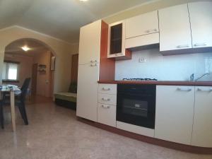 Kuchyň nebo kuchyňský kout v ubytování Sunny apartment Jukic with sea view