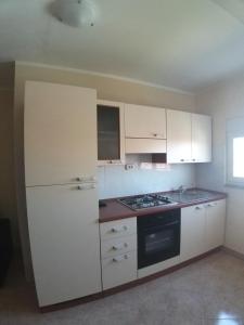 Kuchyň nebo kuchyňský kout v ubytování Sunny apartment Jukic with sea view