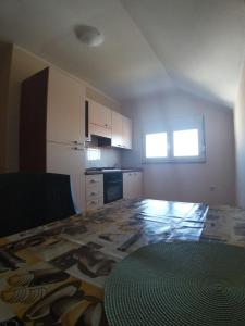 Kuchyň nebo kuchyňský kout v ubytování Sunny apartment Jukic with sea view
