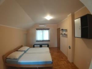 Postel nebo postele na pokoji v ubytování Sunny apartment Jukic with sea view
