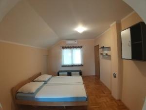 Postel nebo postele na pokoji v ubytování Sunny apartment Jukic with sea view
