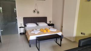 sypialnia z łóżkiem z ręcznikami w obiekcie Sandy Point Villas Chania w mieście Agia Marina Nea Kydonias