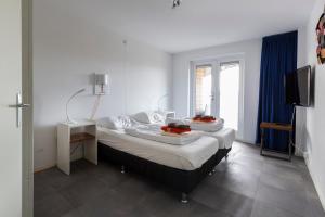 een slaapkamer met een bed met 2 kussens erop bij Appartement in Zeeland - Kabbelaarsbank 504 - Port Marina Zélande - Ouddorp - not for companies in Ouddorp