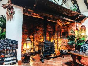 Habitación con pared de ladrillo y chimenea. en Priory House B&B And The Oriental Brewhouse Self Catering Accommodation, en Long Bennington