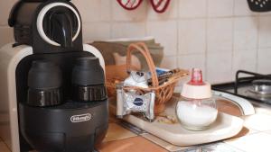 eine Kaffeemaschine auf einer Küchentheke in der Unterkunft Appartamento Arte e Mare in Bordighera
