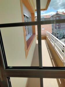 una finestra con vista da un balcone di Hospedaje familiar en un enclave privilegiado a La Coruña