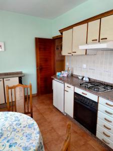 A kitchen or kitchenette at Hospedaje familiar en un enclave privilegiado