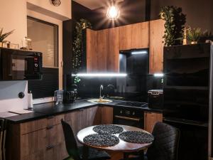 Kuchyňa alebo kuchynka v ubytovaní Dworcowa Centrum Apartament