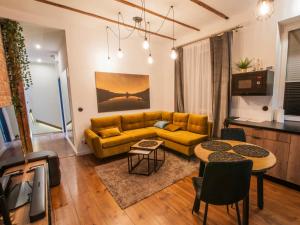 Televízia a/alebo spoločenská miestnosť v ubytovaní Dworcowa Centrum Apartament