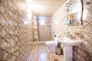 Koupelna v ubytování Cozy apartment near Kobuleti with mountain view