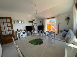 a living room with a table and a couch at Bonito apartamento en la playa in Sanxenxo