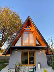 una pequeña casa con techo de gambrel en Petrovaradin Chalet, en Novi Sad