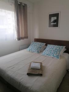 Ένα ή περισσότερα κρεβάτια σε δωμάτιο στο Chambre double avec salle de bain commune, a 2 min de la Croisette