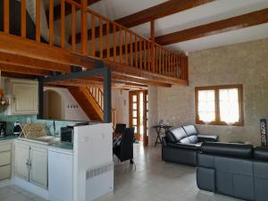 cocina y sala de estar con sofá y mesa en Le mas familial, en Carcès