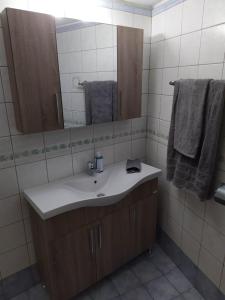 y baño con lavabo, espejo y toallas. en Kisiris House, en Mandrákion