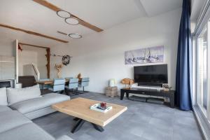 sala de estar con sofá y mesa en Appartement in Zeeland - Kabbelaarsbank 506 - Port Marina Zélande - Ouddorp - not for companies, en Ouddorp
