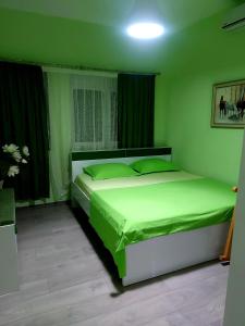 1 dormitorio verde con 1 cama grande con sábanas verdes en Vlore Casa Vacanze, en Vlorë 37 fotos más