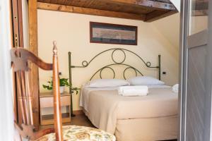 タオルミーナにあるVico Tauro Houseのベッドルーム1室(ベッド2台、椅子付)