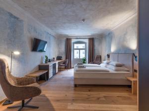 A bed or beds in a room at Platzhirsch Kufstein