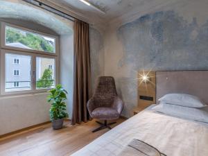 A bed or beds in a room at Platzhirsch Kufstein
