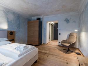 A bed or beds in a room at Platzhirsch Kufstein