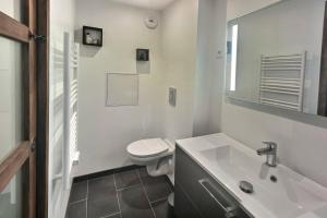 Koupelna v ubytování Magnifique, T2 Bis spacieux & calme, Neuf, Parking