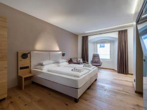 A bed or beds in a room at Platzhirsch Kufstein