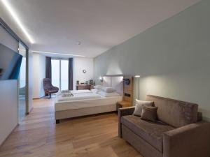 A bed or beds in a room at Platzhirsch Kufstein