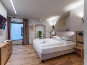 A bed or beds in a room at Platzhirsch Kufstein