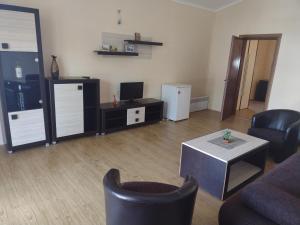 salon z kanapą i stołem w obiekcie Shale apartments and rooms w mieście Gewgelija