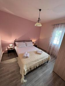 Posteľ alebo postele v izbe v ubytovaní Katelia's Apartments