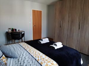 sypialnia z 2 łóżkami i ręcznikami w obiekcie Maison chaleureuse et familiale w Carcassonne