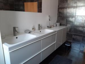 biała łazienka z 2 umywalkami i lustrem w obiekcie Maison chaleureuse et familiale w Carcassonne