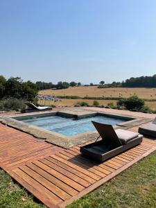 Der Swimmingpool an oder in der Nähe von Tenuta di Santa Lucia