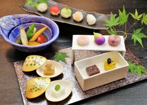 una mesa con un plato de diferentes tipos de alimentos en Sun Members Kyoto Saga, en Kioto
