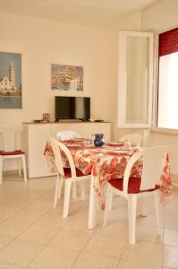 une salle à manger avec une table et des chaises dans l'établissement Appartamento BelMar, à Marina San Gregorio