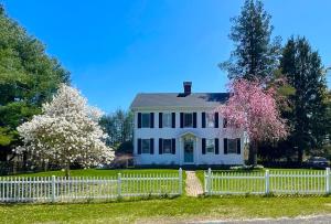 Imagen de la galería de 1860's Colonial House Near Downtown and Beaches!, en Madison