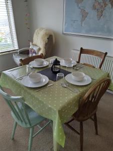 une table avec un chiffon de table à la polka dans l'établissement Toppers Bright Seaview Family or Couple Home Devon Westward Ho!, à Bideford