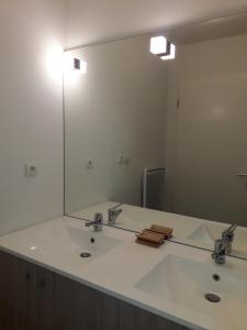Ένα μπάνιο στο Bel Appartement en résidence avec Parking Privé