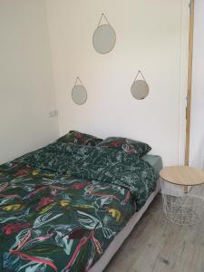T3 avec salle de bain privative par chambre في آجا: غرفة نوم بسرير واضاءين على الحائط