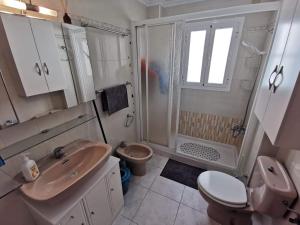 a bathroom with a sink and a shower and a toilet at Playa apartamento in Torrevieja +43 photos