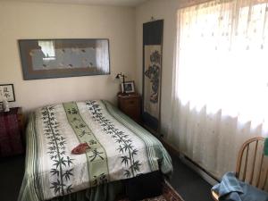 China Bend Winery Bed and Breakfast في Kettle Falls: غرفة نوم بسرير ونافذة